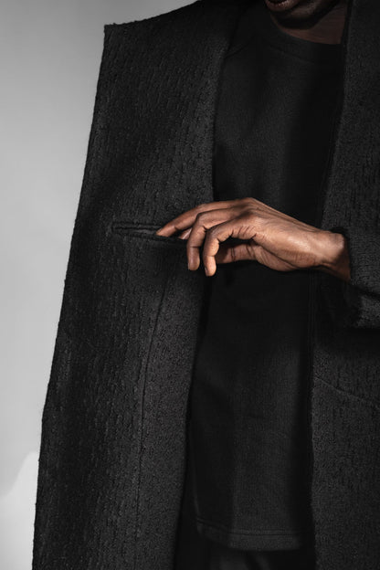 eigensinnig wien | Barnabas | Schwarzer Designer Herren Stehkragen-Wintermantel aus japanischer Wolle