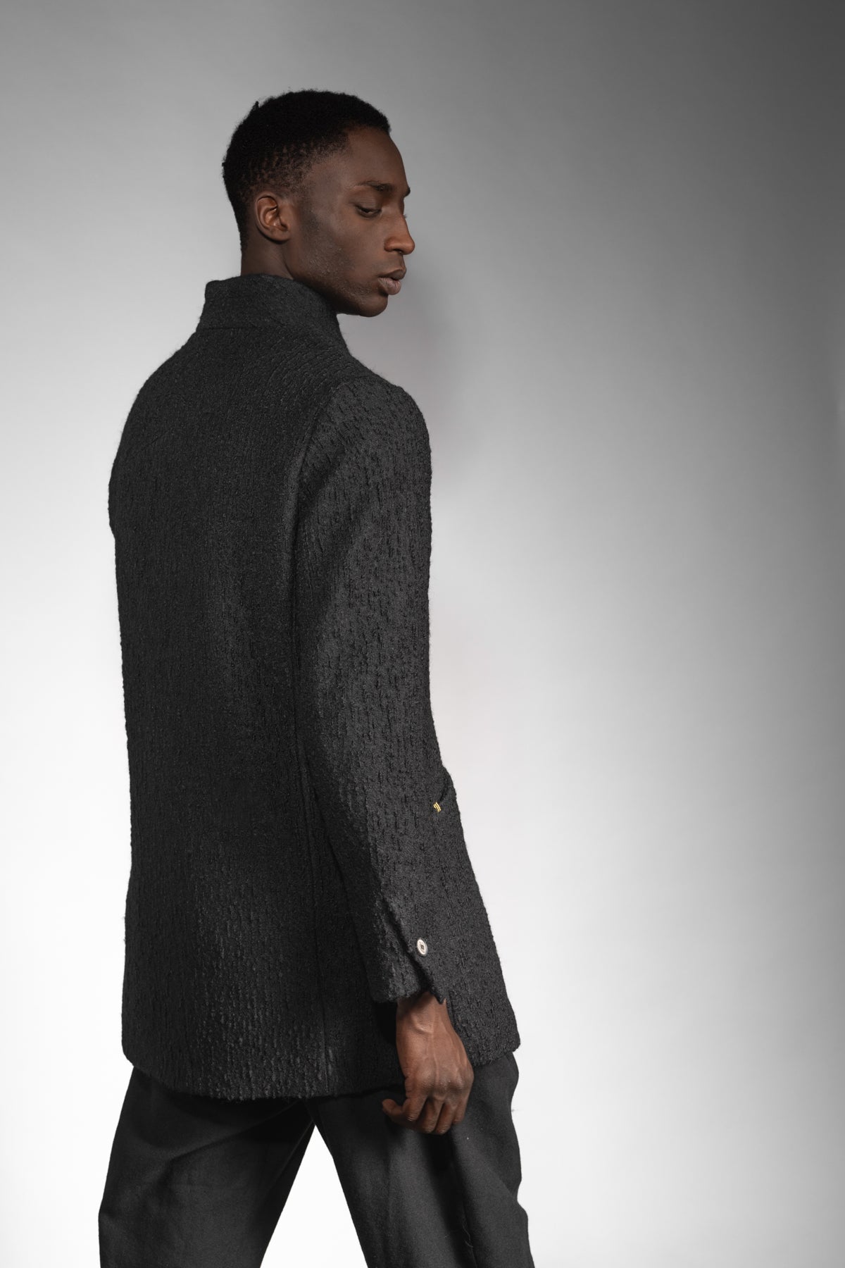 eigensinnig wien | Barnabas | Schwarzer Designer Herren Stehkragen-Wintermantel aus japanischer Wolle