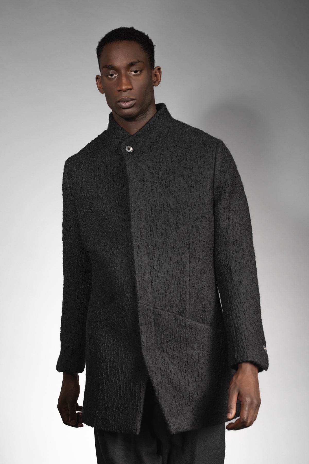 eigensinnig wien | Barnabas | Schwarzer Designer Herren Stehkragen-Wintermantel aus japanischer Wolle