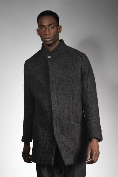 eigensinnig wien | Barnabas | Schwarzer Designer Herren Stehkragen-Wintermantel aus japanischer Wolle