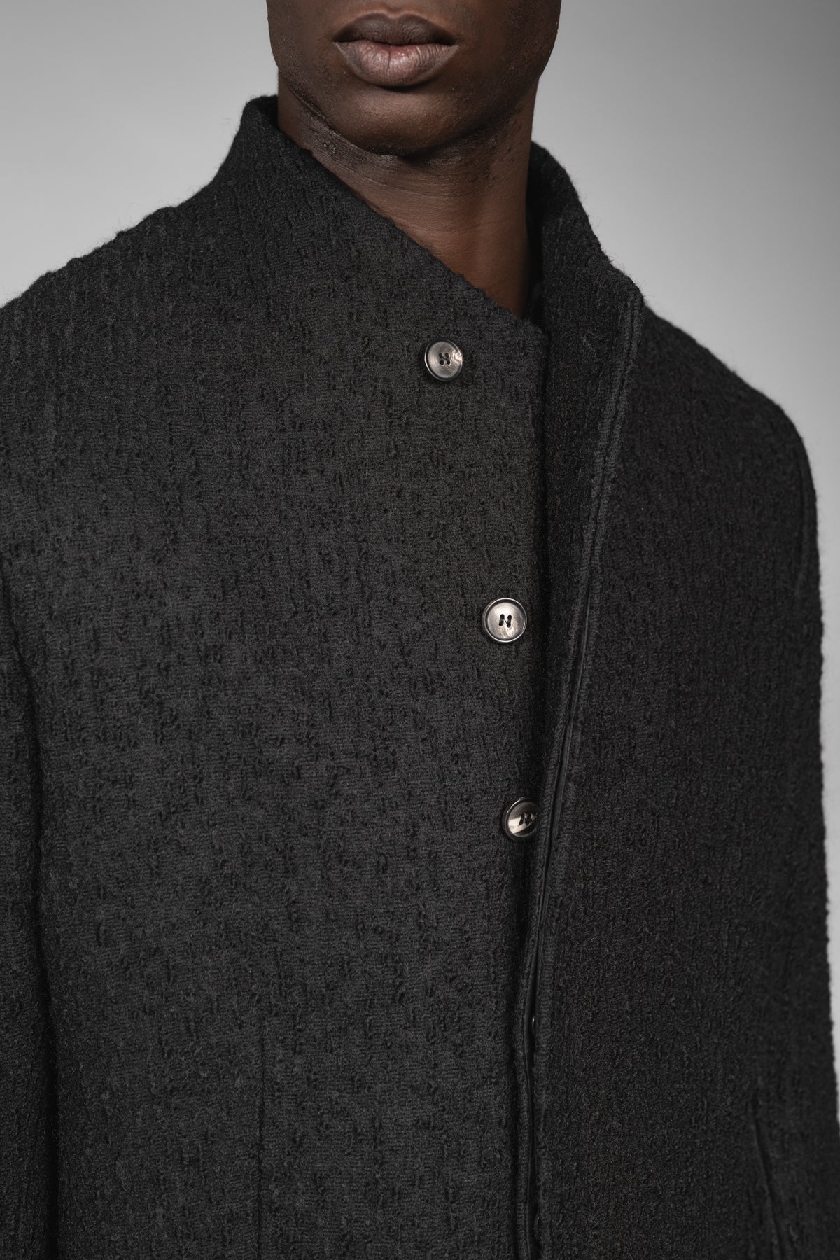 eigensinnig wien | Barnabas | Schwarzer Designer Herren Stehkragen-Wintermantel aus japanischer Wolle