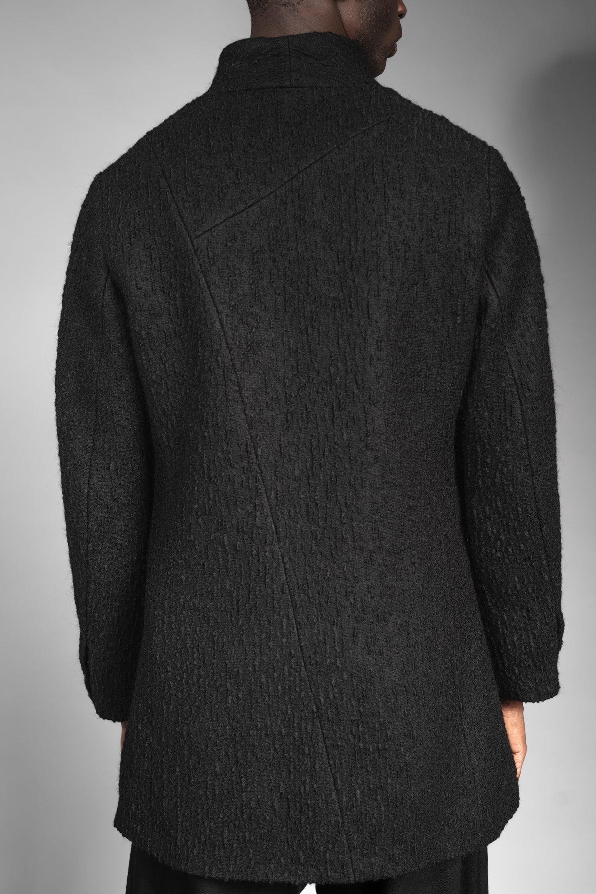 eigensinnig wien | Barnabas | Schwarzer Designer Herren Stehkragen-Wintermantel aus japanischer Wolle