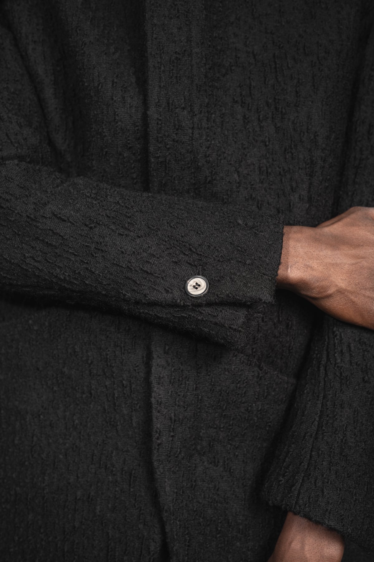 eigensinnig wien | Barnabas | Schwarzer Designer Herren Stehkragen-Wintermantel aus japanischer Wolle