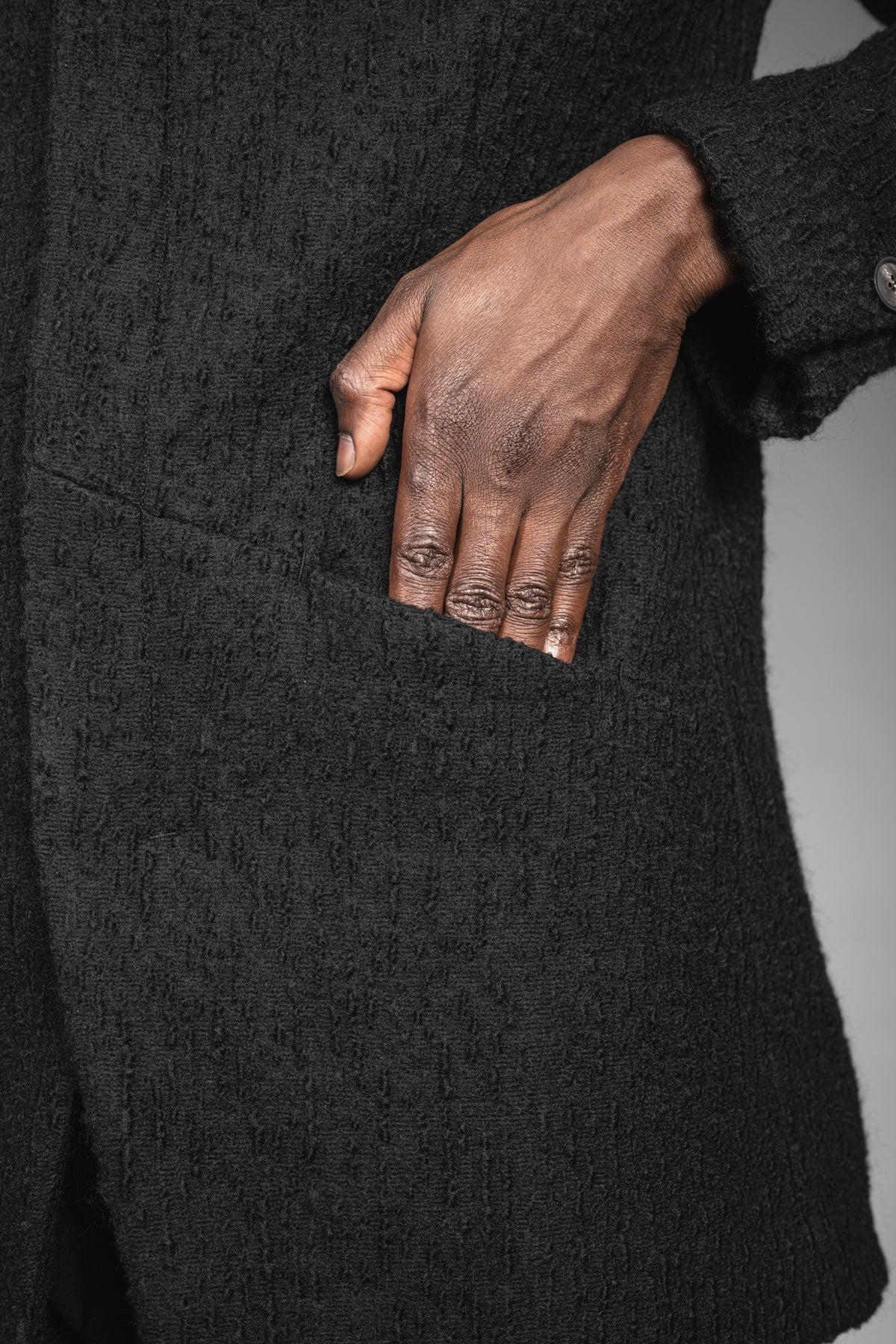 eigensinnig wien | Barnabas | Schwarzer Designer Herren Stehkragen-Wintermantel aus japanischer Wolle