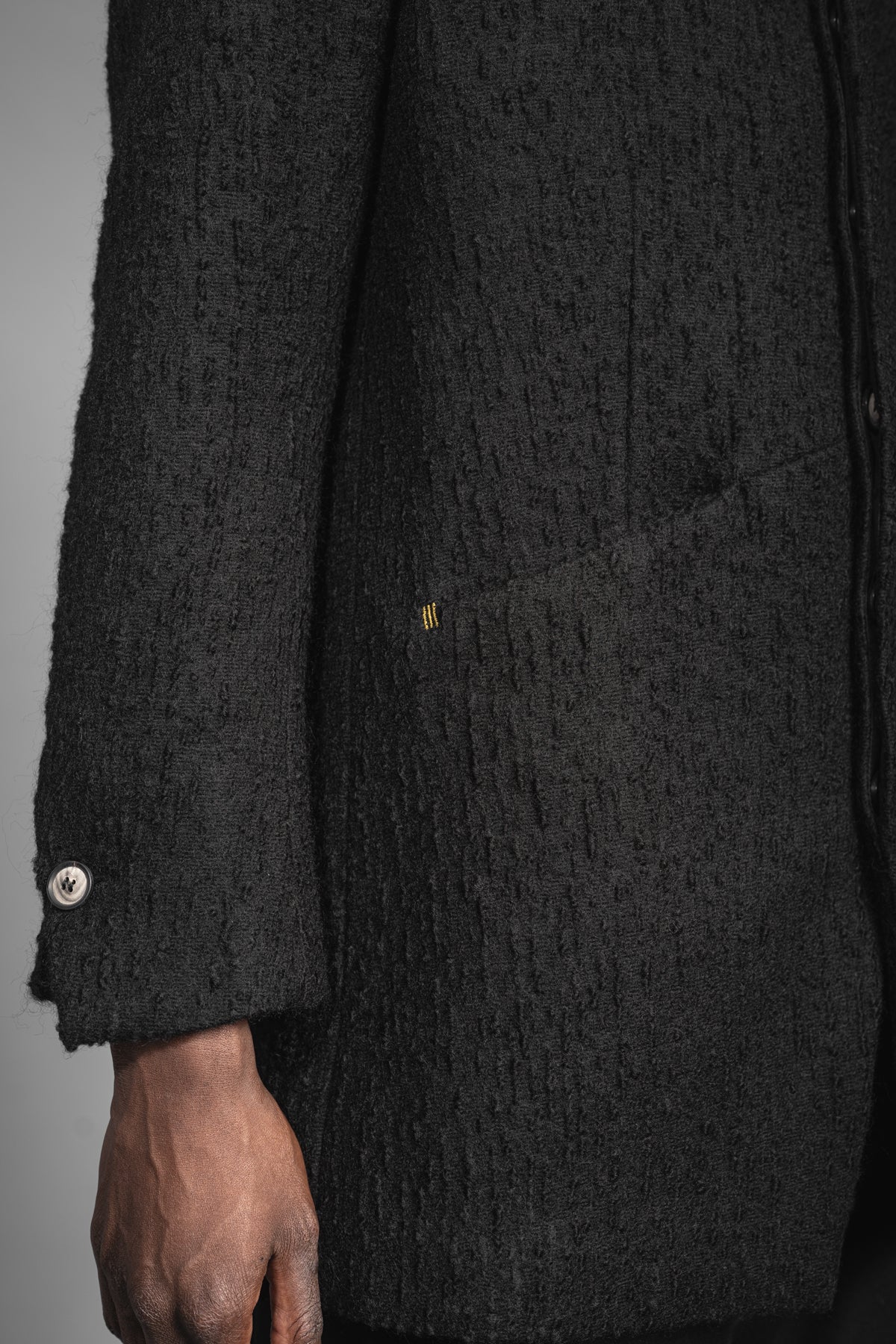 eigensinnig wien | Barnabas | Schwarzer Designer Herren Stehkragen-Wintermantel aus japanischer Wolle