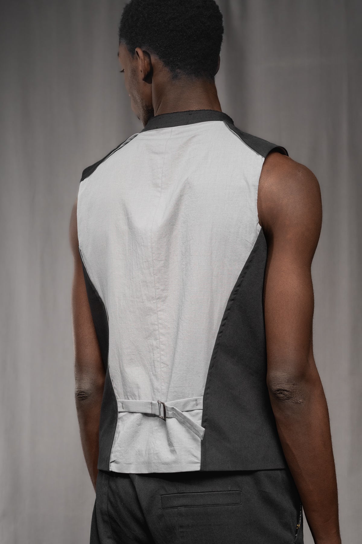 eigensinnig wien | Bartleby | Schwarze Designer Anzugweste für Herren aus leichter Baumwolle