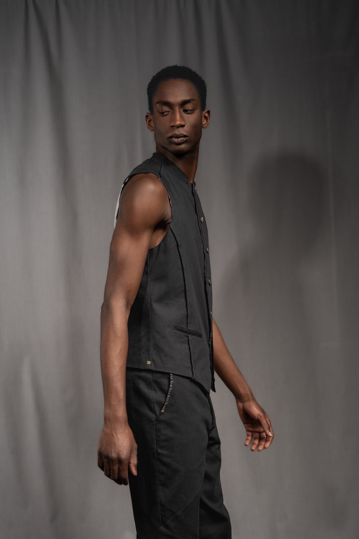 eigensinnig wien | Bartleby | Schwarze Designer Anzugweste für Herren aus leichter Baumwolle