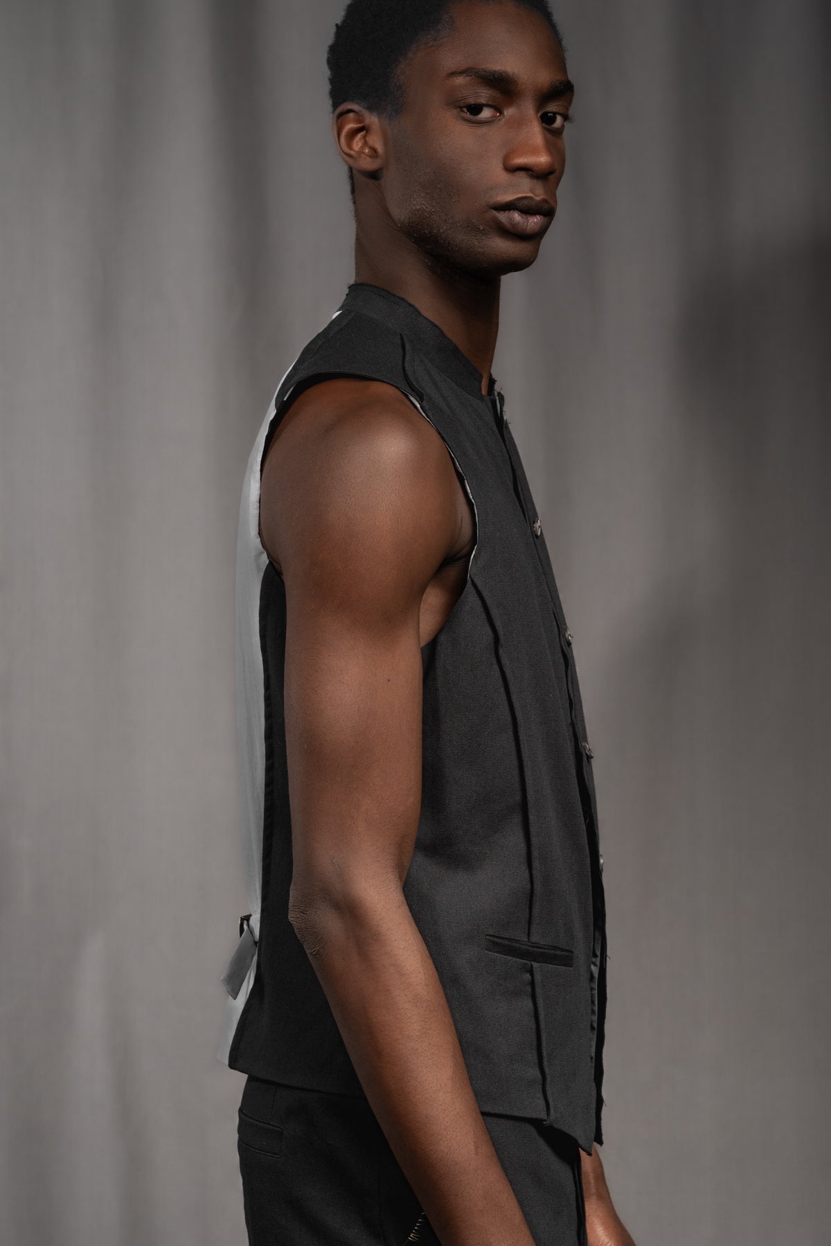 eigensinnig wien | Bartleby | Schwarze Designer Anzugweste für Herren aus leichter Baumwolle