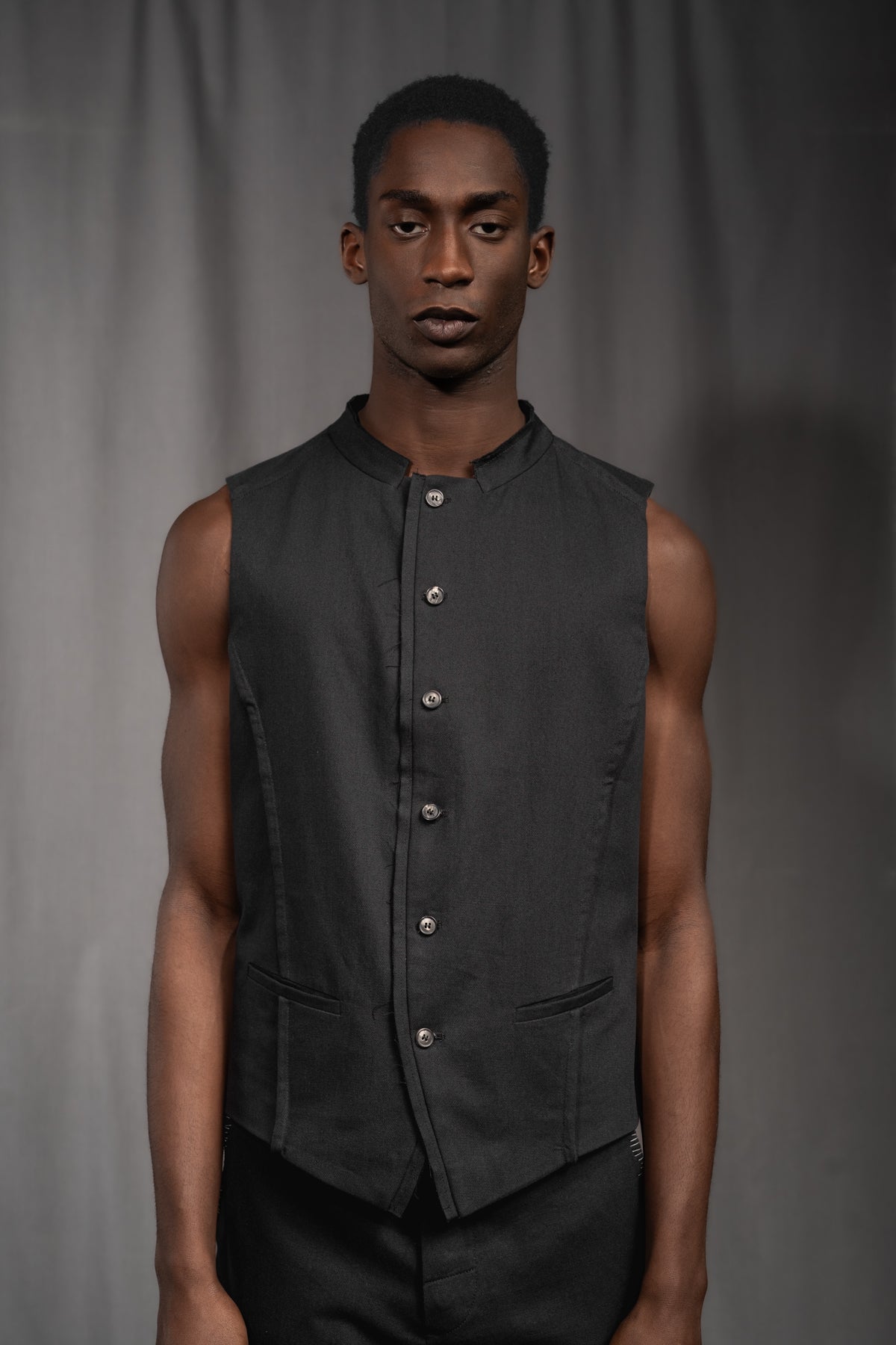 eigensinnig wien | Bartleby | Schwarze Designer Anzugweste für Herren aus leichter Baumwolle