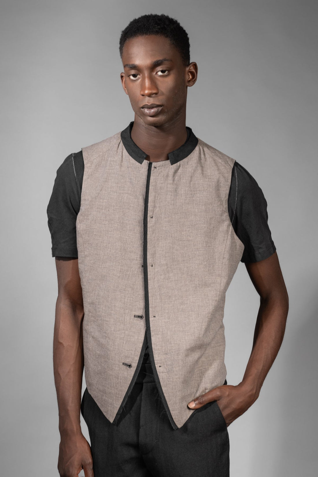 eigensinnig wien | Bartleby | Schwarze Designer Anzugweste für Herren mit Streifen aus japanischem Wolle-Leinen-Mix