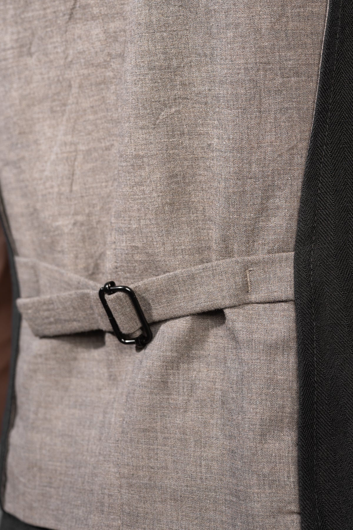 eigensinnig wien | Bartleby | Schwarze Designer Anzugweste für Herren mit Streifen aus japanischem Wolle-Leinen-Mix