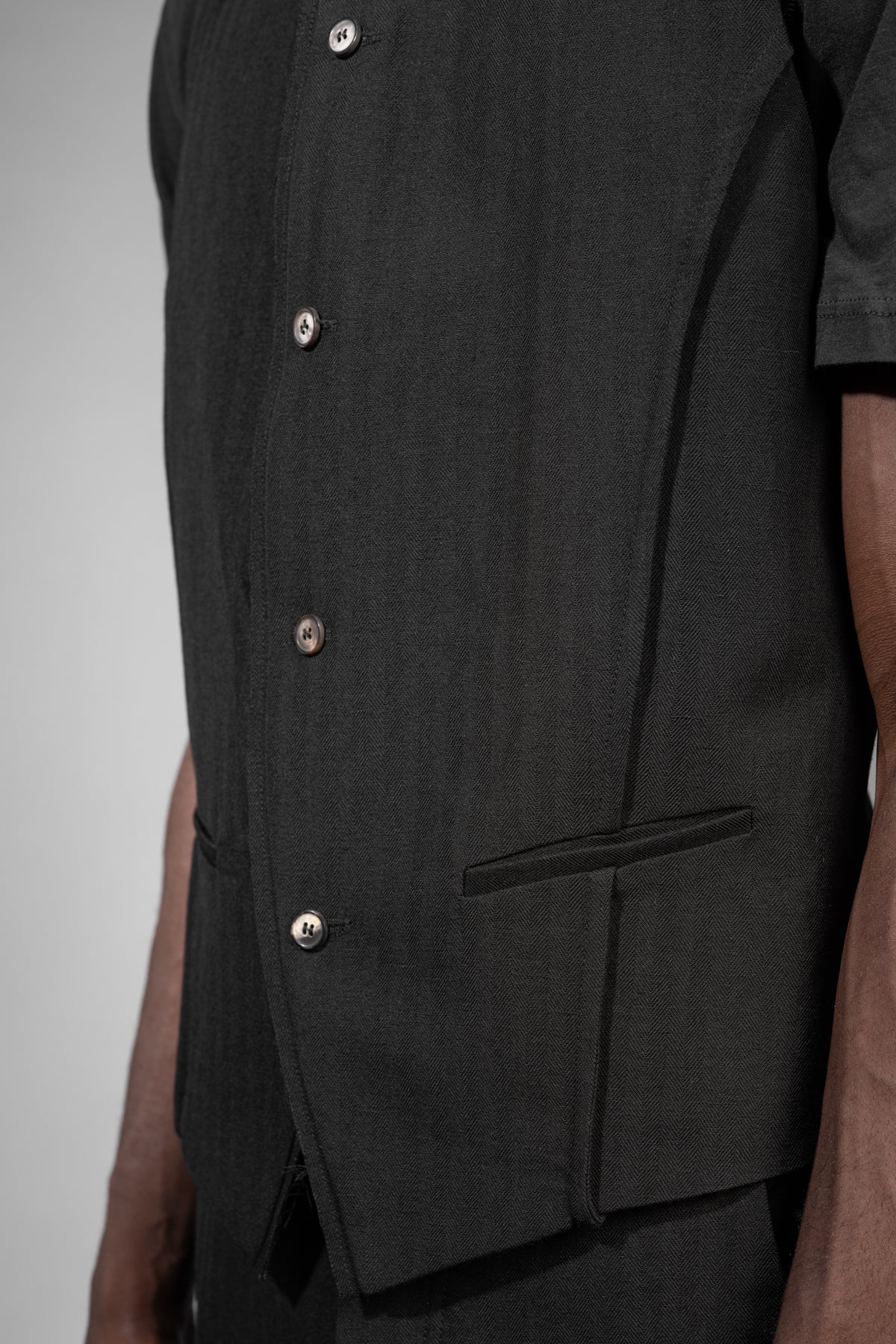 eigensinnig wien | Bartleby | Schwarze Designer Anzugweste für Herren mit Streifen aus japanischem Wolle-Leinen-Mix