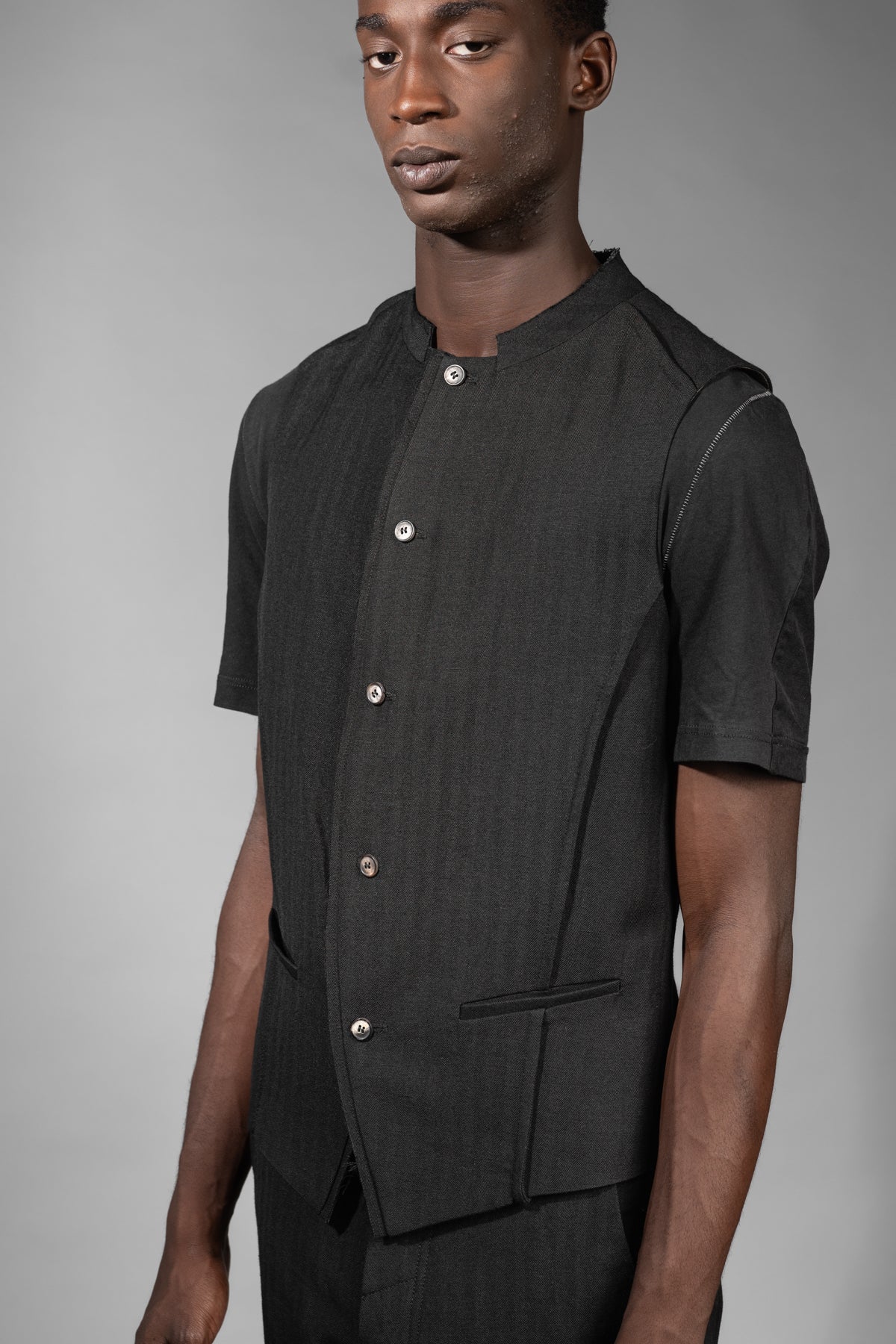 eigensinnig wien | Bartleby | Schwarze Designer Anzugweste für Herren mit Streifen aus japanischem Wolle-Leinen-Mix