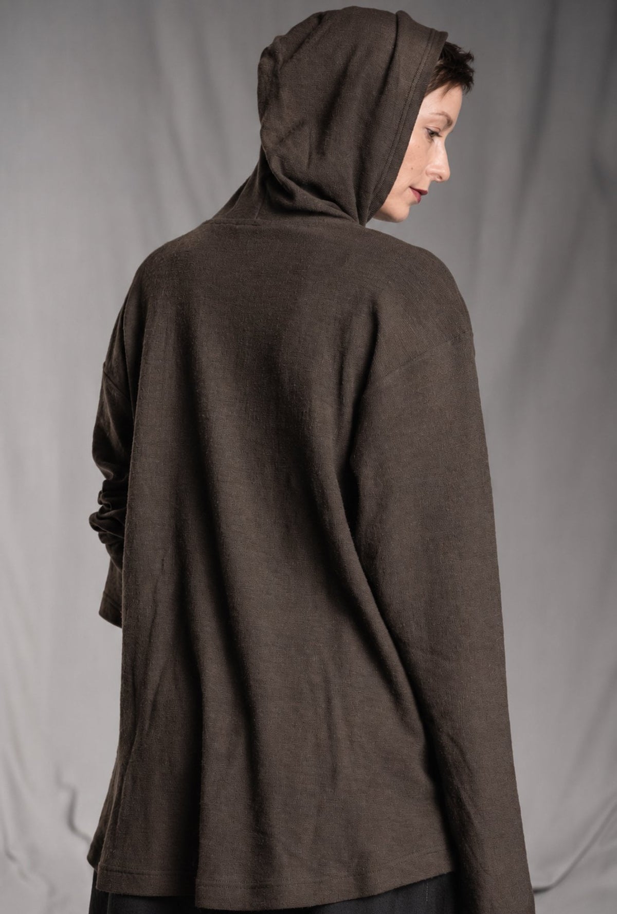 eigensinnig wien | Breed | Avantgardistischer Designer-Strickhoodie aus Wolle in Braun