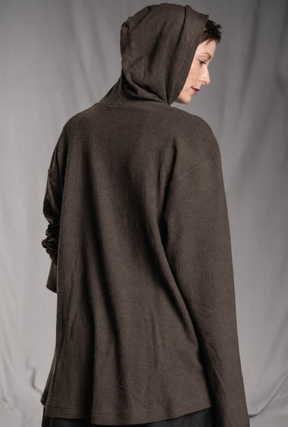 eigensinnig wien | Breed | Avantgardistischer Designer-Strickhoodie aus Wolle in Braun