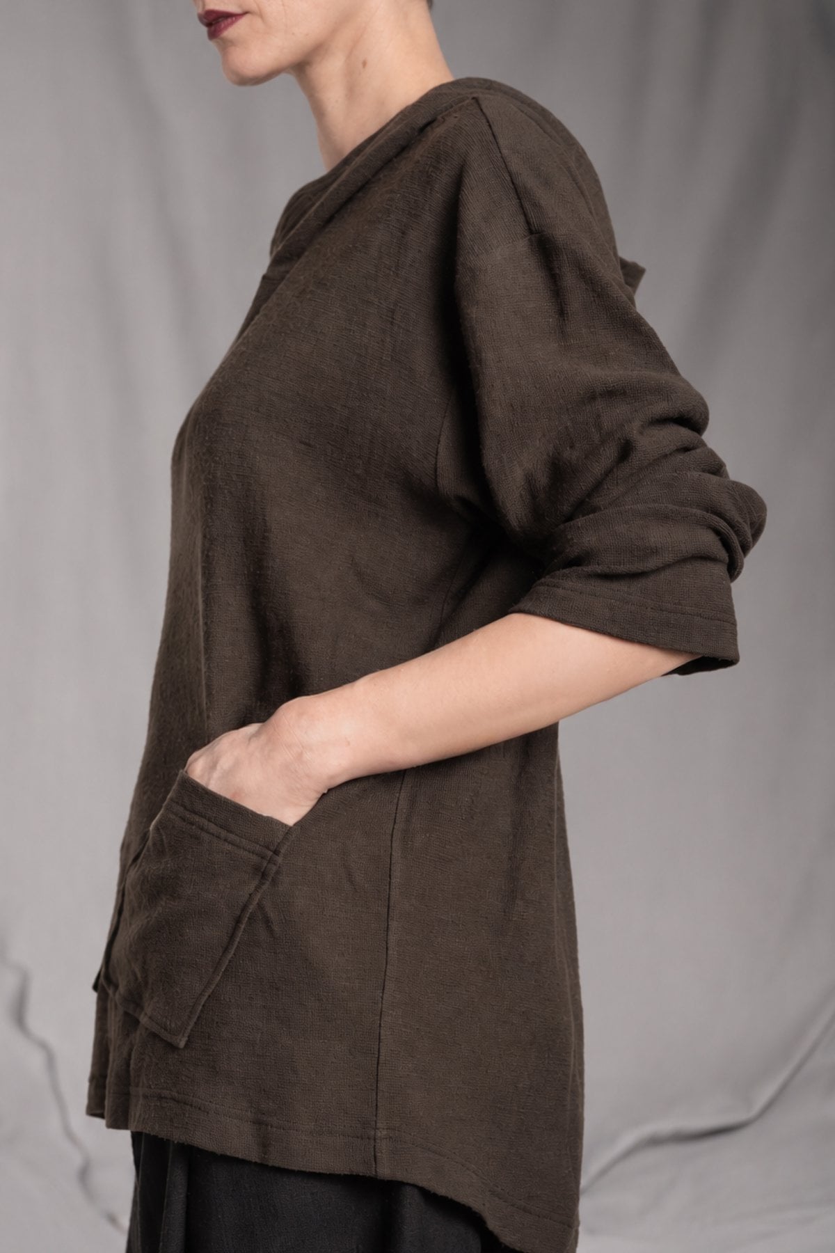 eigensinnig wien | Breed | Avantgardistischer Designer-Strickhoodie aus Wolle in Braun
