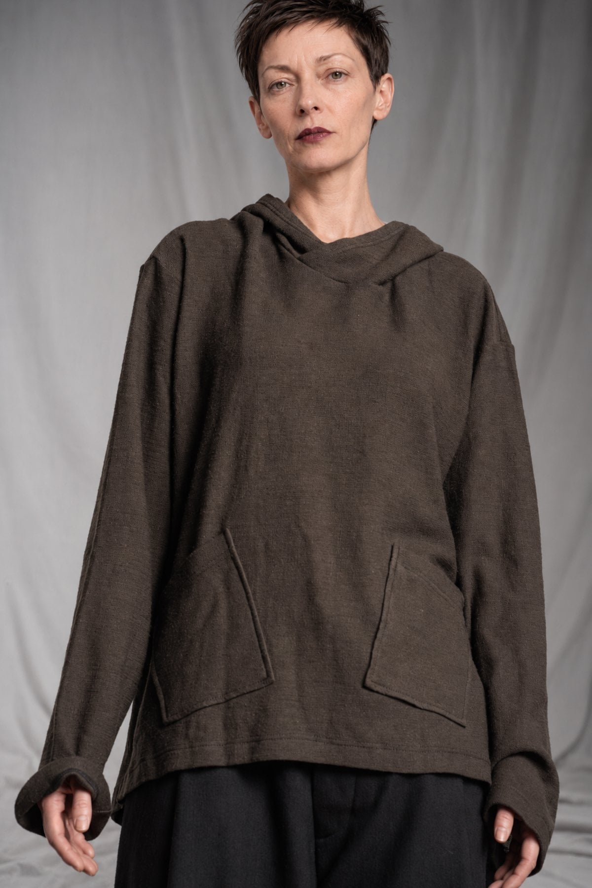 eigensinnig wien | Breed | Avantgardistischer Designer-Strickhoodie aus Wolle in Braun