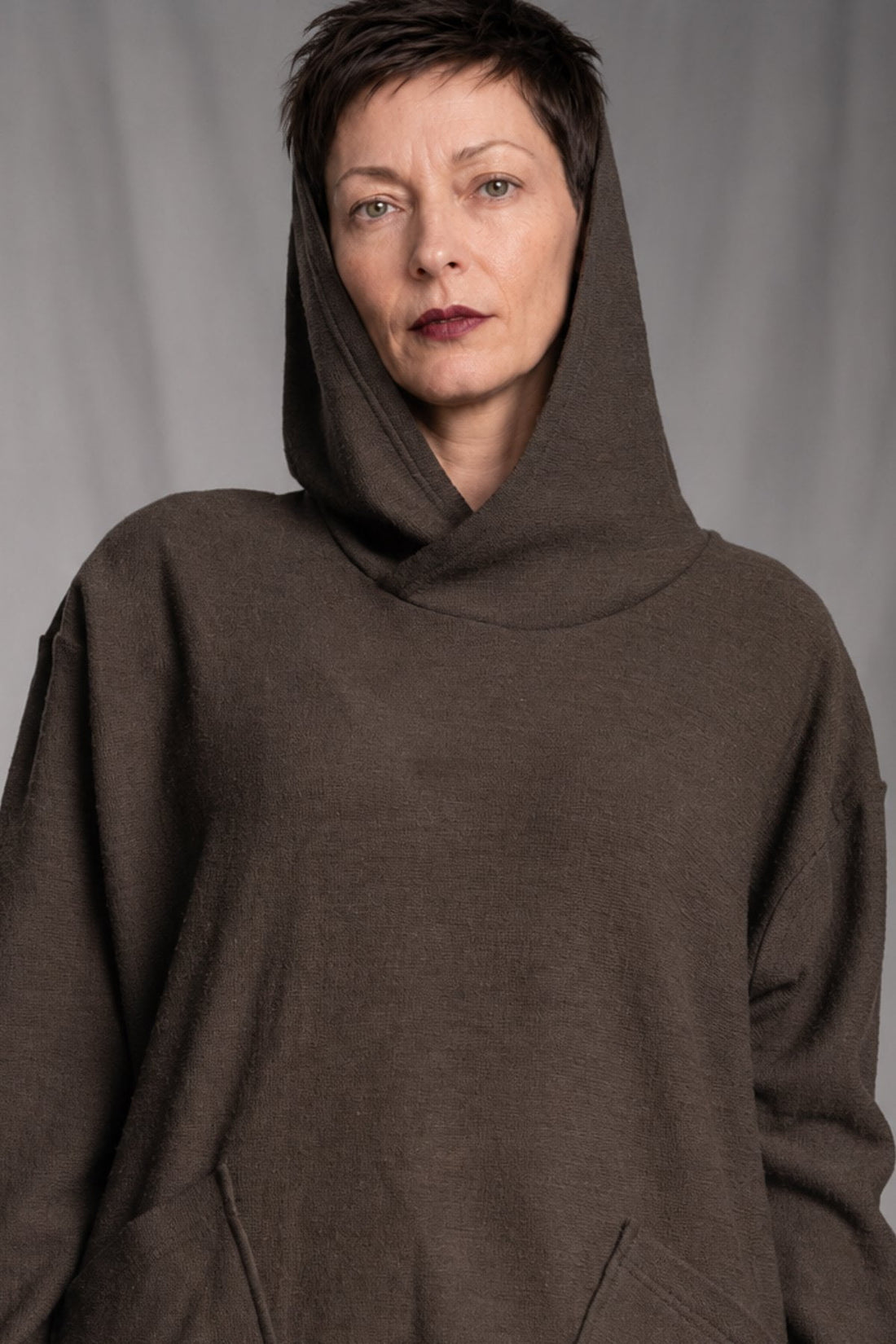 eigensinnig wien | Breed | Avantgardistischer Designer-Strickhoodie aus Wolle in Braun