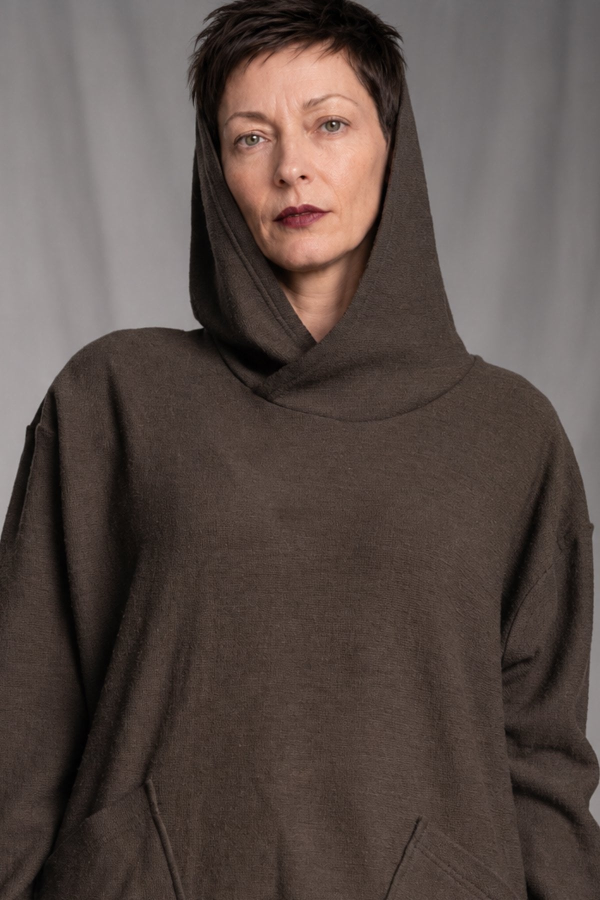 eigensinnig wien | Breed | Avantgardistischer Designer-Strickhoodie aus Wolle in Braun