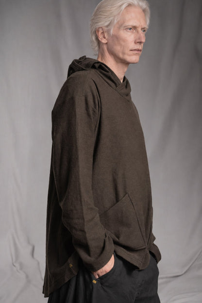 eigensinnig wien | Breed | Avantgardistischer Designer-Strickhoodie aus Wolle in Braun