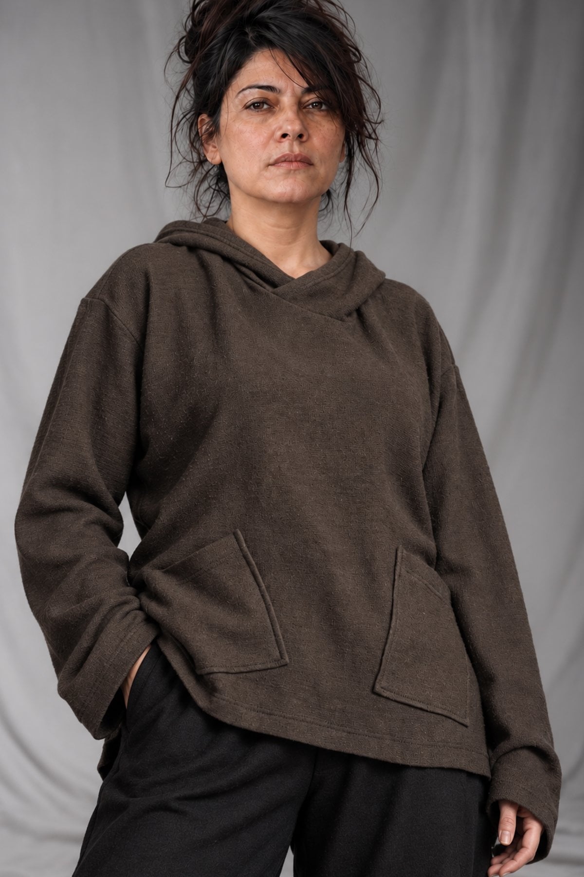 eigensinnig wien | Breed | Avantgardistischer Designer-Strickhoodie aus Wolle in Braun