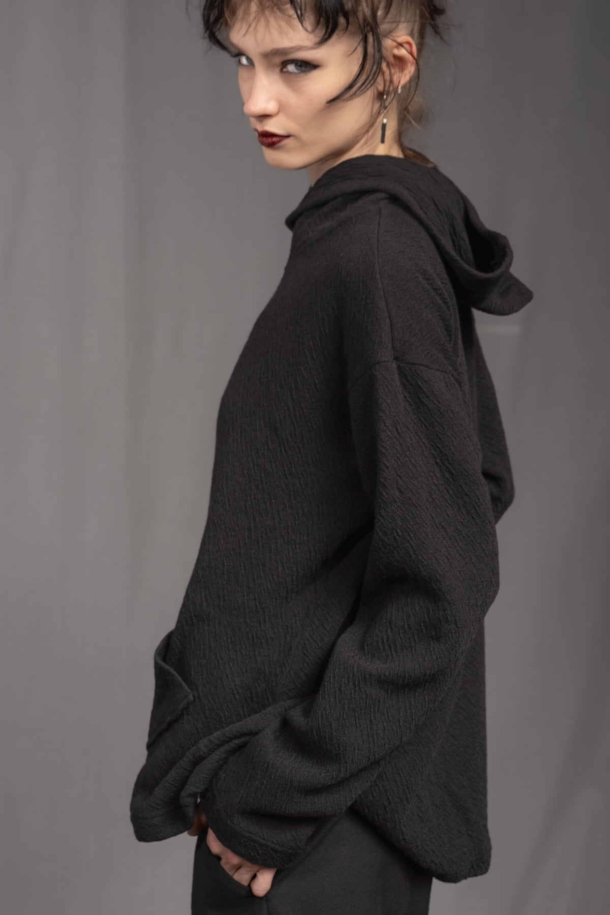 eigensinnig wien | Breed | Exklusiver Strickhoodie aus Merinowolle in Schwarz