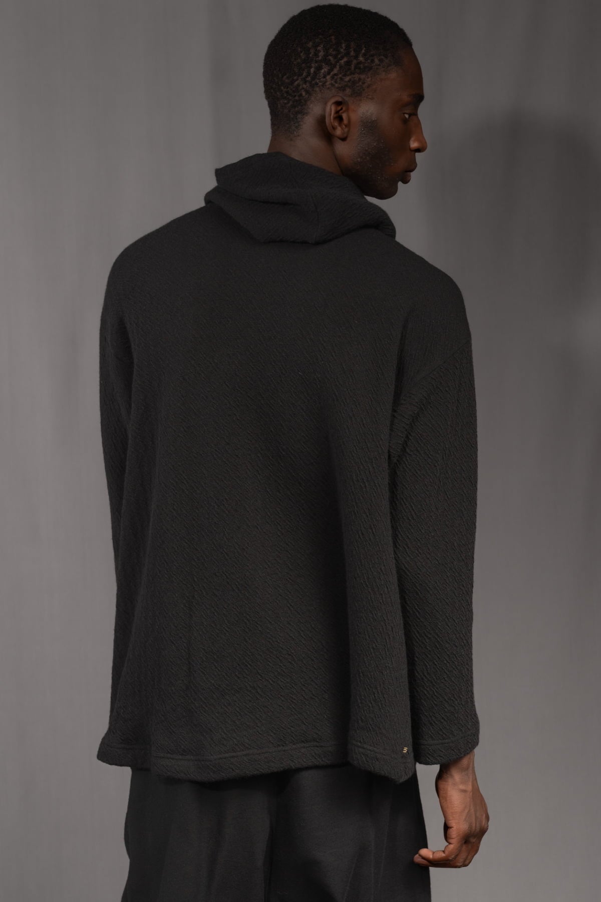 eigensinnig wien | Breed | Exklusiver Strickhoodie aus Merinowolle in Schwarz