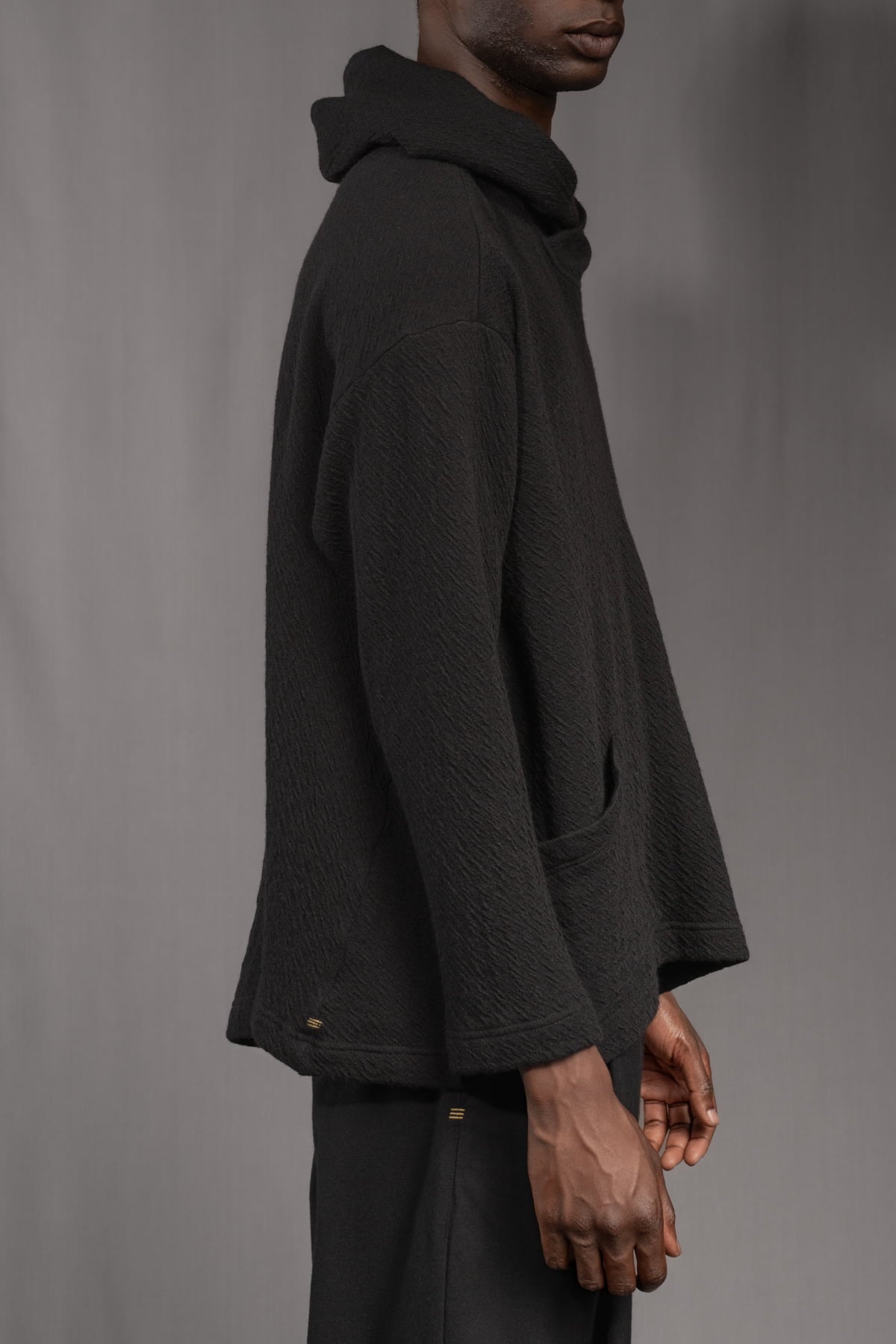 eigensinnig wien | Breed | Exklusiver Strickhoodie aus Merinowolle in Schwarz