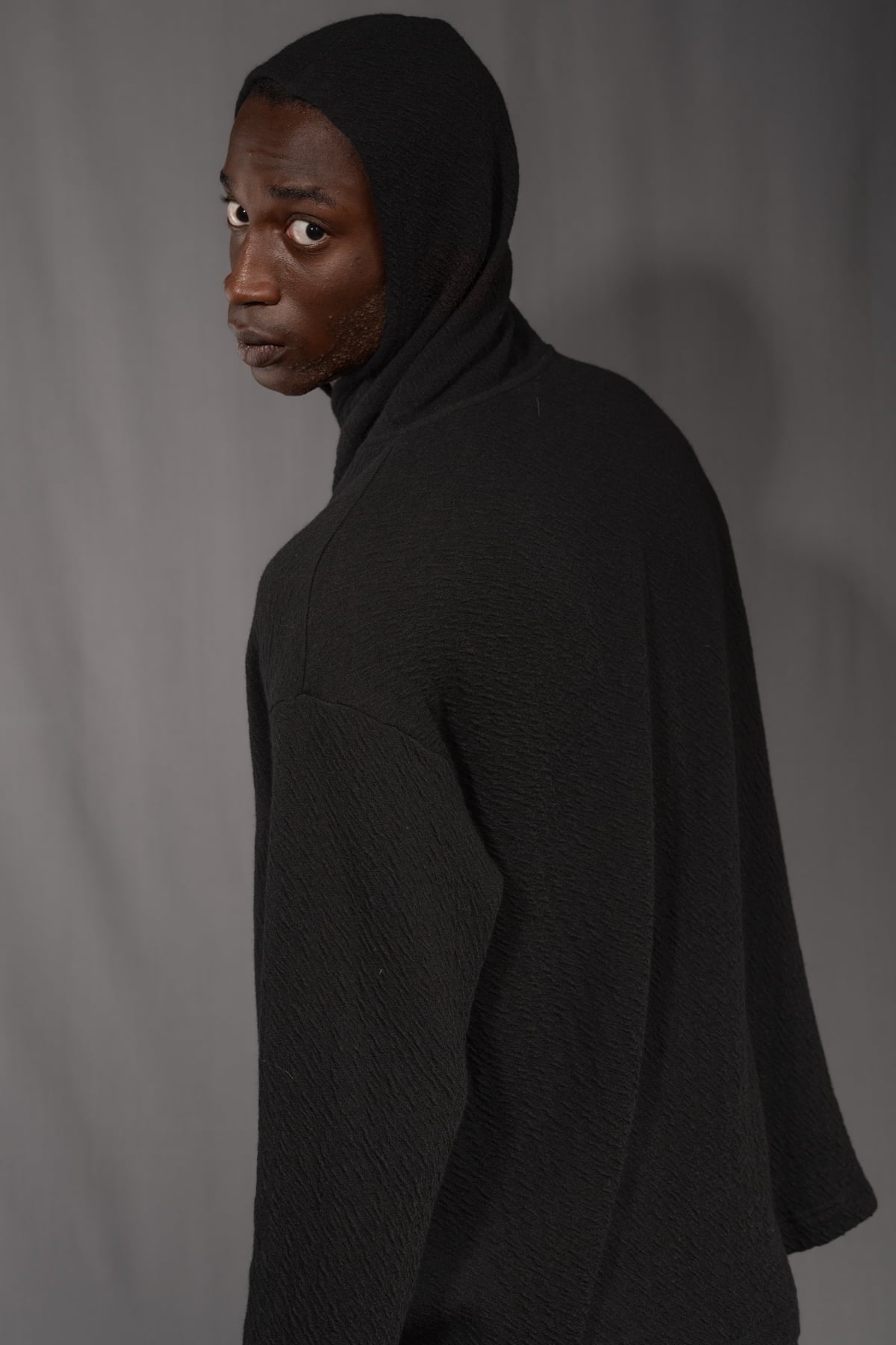 eigensinnig wien | Breed | Exklusiver Strickhoodie aus Merinowolle in Schwarz