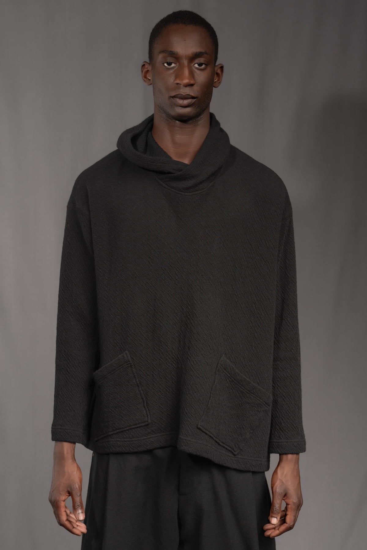 eigensinnig wien | Breed | Exklusiver Strickhoodie aus Merinowolle in Schwarz