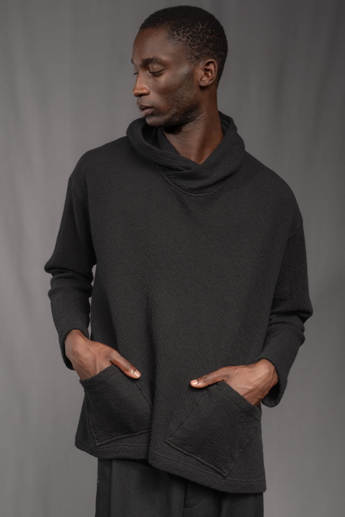 eigensinnig wien | Breed | Exklusiver Strickhoodie aus Merinowolle in Schwarz