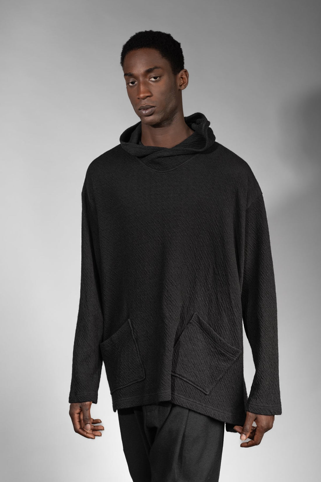eigensinnig wien | Breed | Exklusiver Strickhoodie für Herren aus Merinowolle in Schwarz