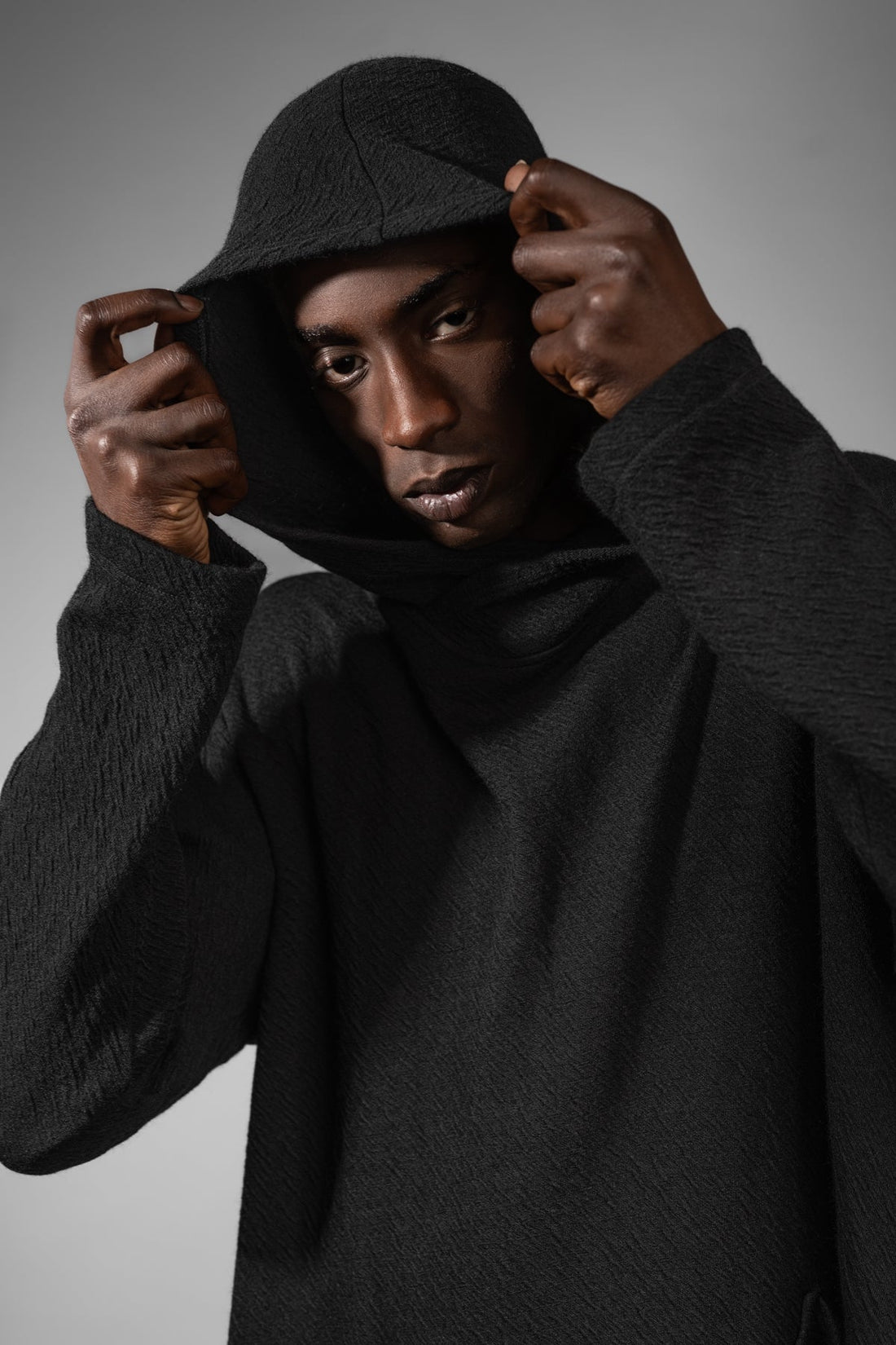 eigensinnig wien | Breed | Exklusiver Strickhoodie für Herren aus Merinowolle in Schwarz