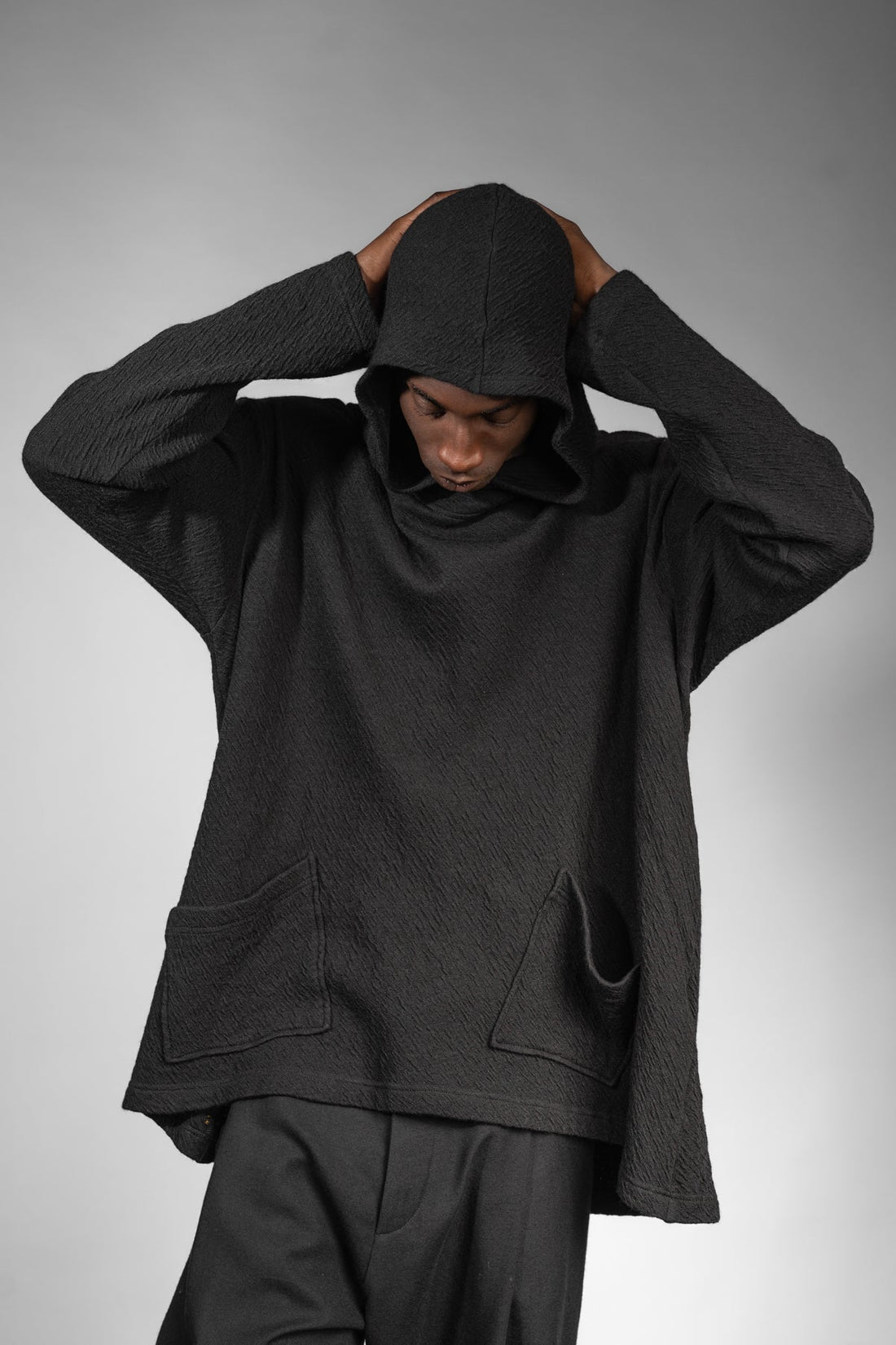 eigensinnig wien | Breed | Exklusiver Strickhoodie für Herren aus Merinowolle in Schwarz