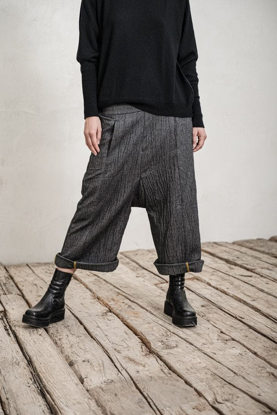 eigensinnig wien | Brentano | Ungewöhnliche Damenhose aus Wolle - tragbar mit weitem und schmalem Bein in anthrazit
