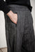 eigensinnig wien | Brentano | Ungewöhnliche Damenhose aus Wolle - tragbar mit weitem und schmalem Bein in anthrazit