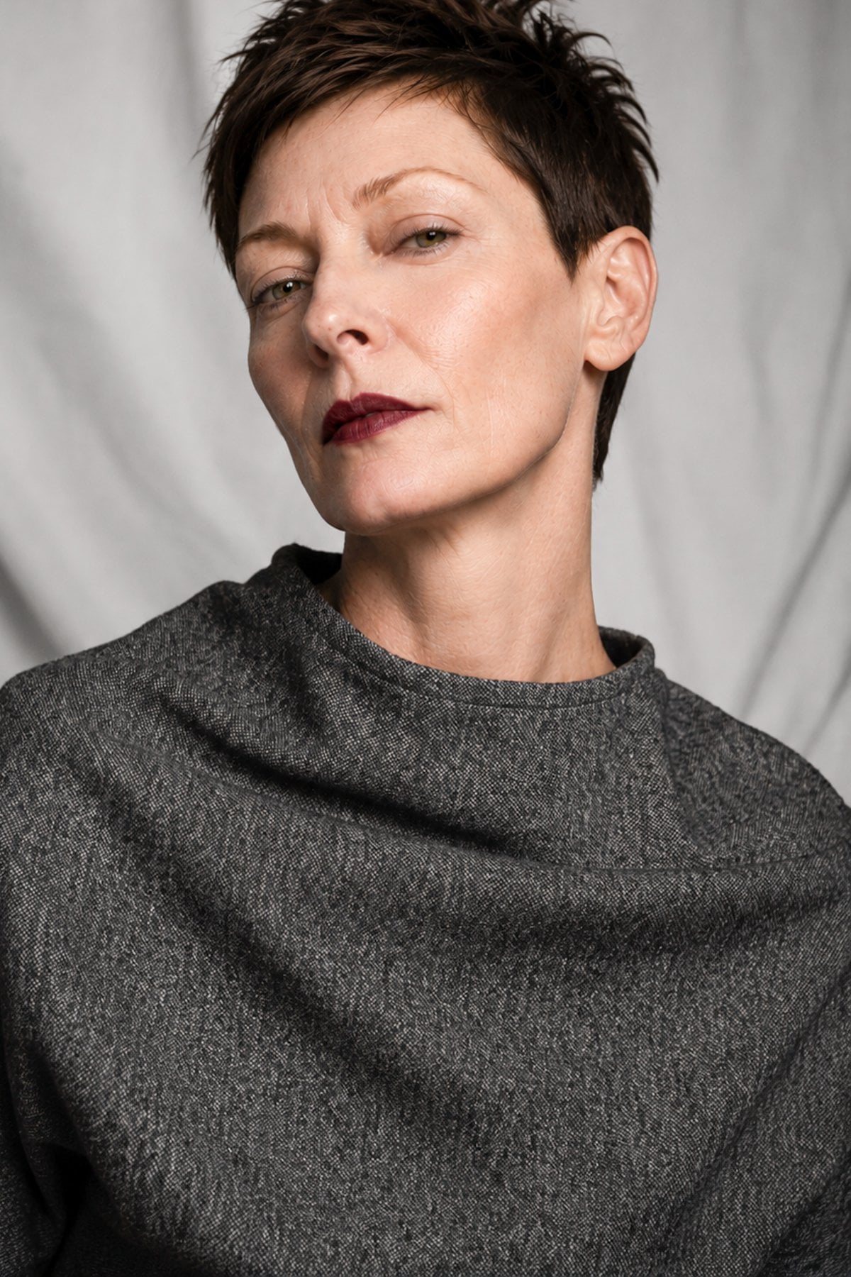 eigensinnig wien | Bridewell | Asymmetrischer Damenpullover aus Wollmix-Jersey