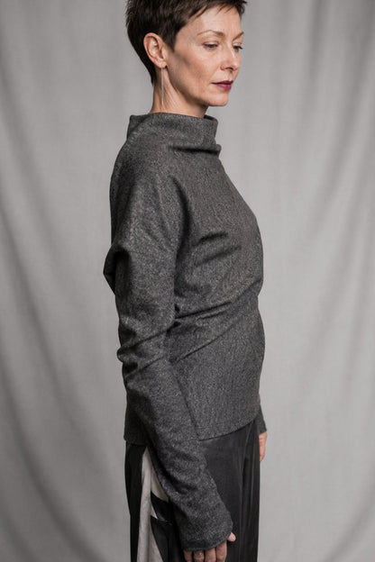 eigensinnig wien | Bridewell | Asymmetrischer Damenpullover aus Wollmix-Jersey