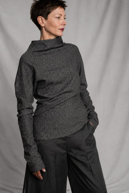 eigensinnig wien | Bridewell | Asymmetrischer Damenpullover aus Wollmix-Jersey