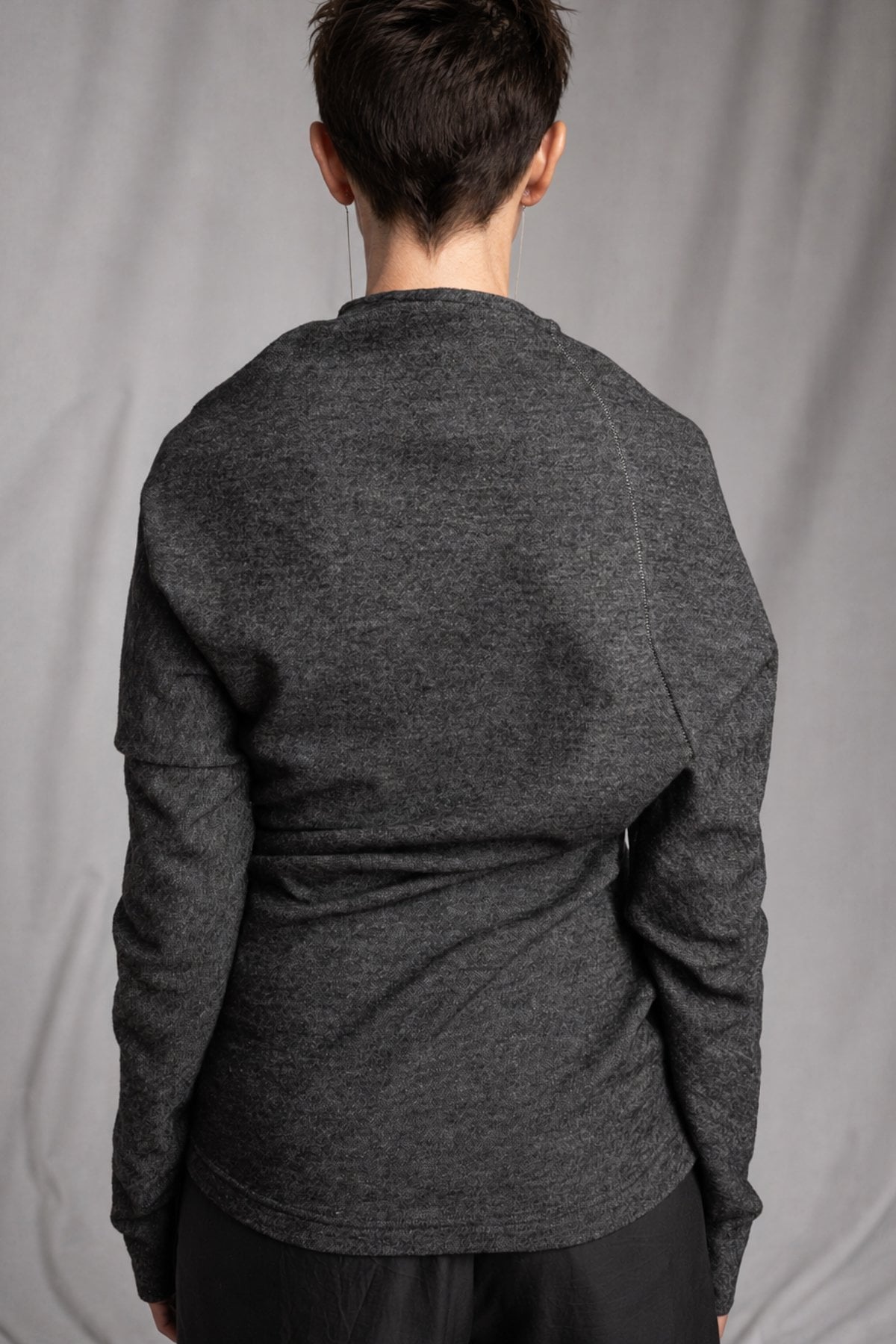 eigensinnig wien | Bridewell | Asymmetrischer Damenpullover aus Wollmix-Jersey