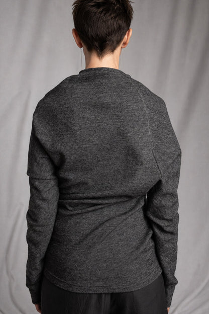 eigensinnig wien | Bridewell | Asymmetrischer Damenpullover aus Wollmix-Jersey