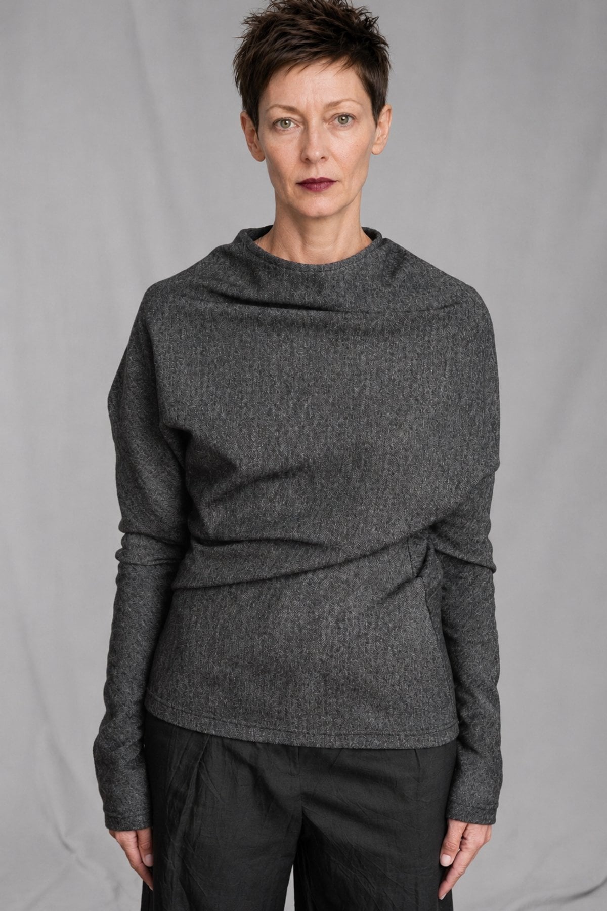 eigensinnig wien | Bridewell | Asymmetrischer Damenpullover aus Wollmix-Jersey