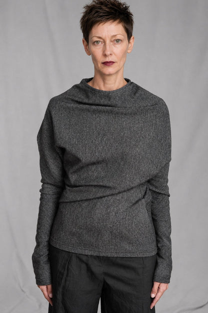 eigensinnig wien | Bridewell | Asymmetrischer Damenpullover aus Wollmix-Jersey