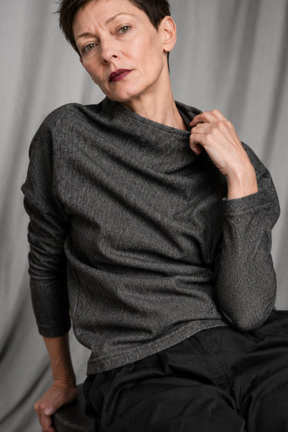 eigensinnig wien | Bridewell | Asymmetrischer Damenpullover aus Wollmix-Jersey