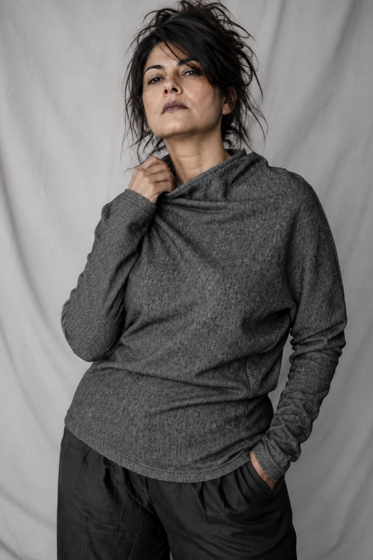 eigensinnig wien | Bridewell | Asymmetrischer Damenpullover aus Wollmix-Jersey