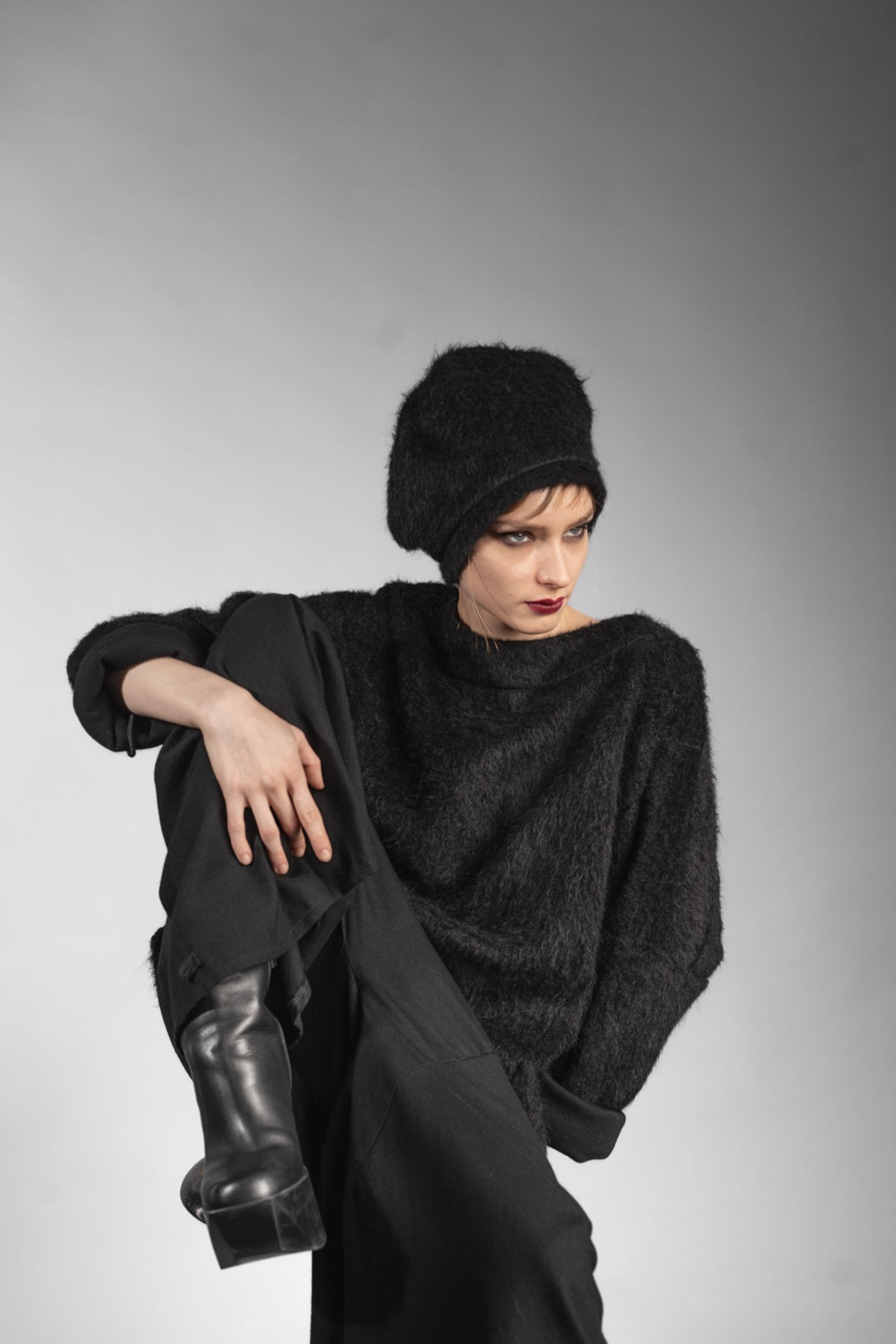 eigensinnig wien | Brontes | Schwarze Designer Ballonmütze aus warmen Baumwoll-Alpaca-Stoff