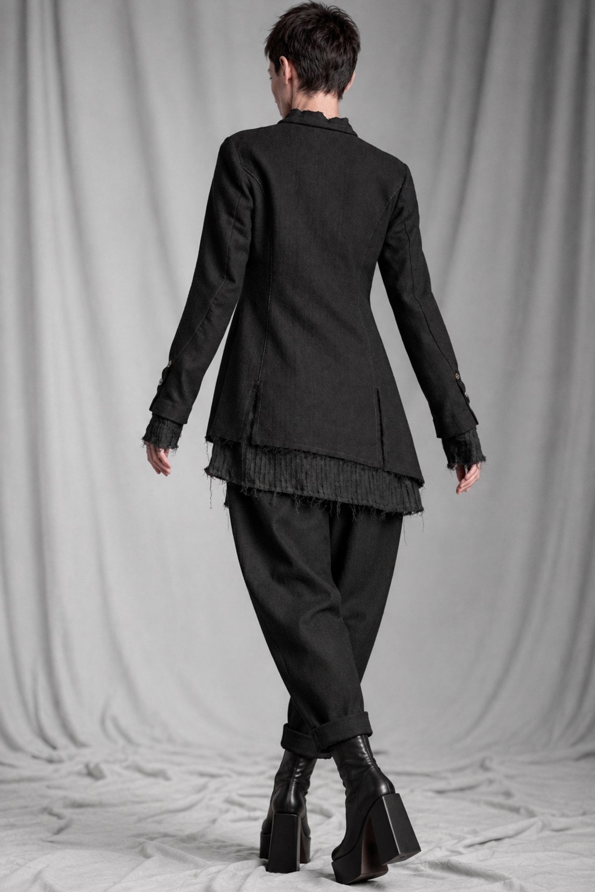 eigensinnig wien | CamEgo | Schwarzer Avantgarde-Hosenanzug für Damen aus italienischer Wolle mit Tapered-Fit Hose