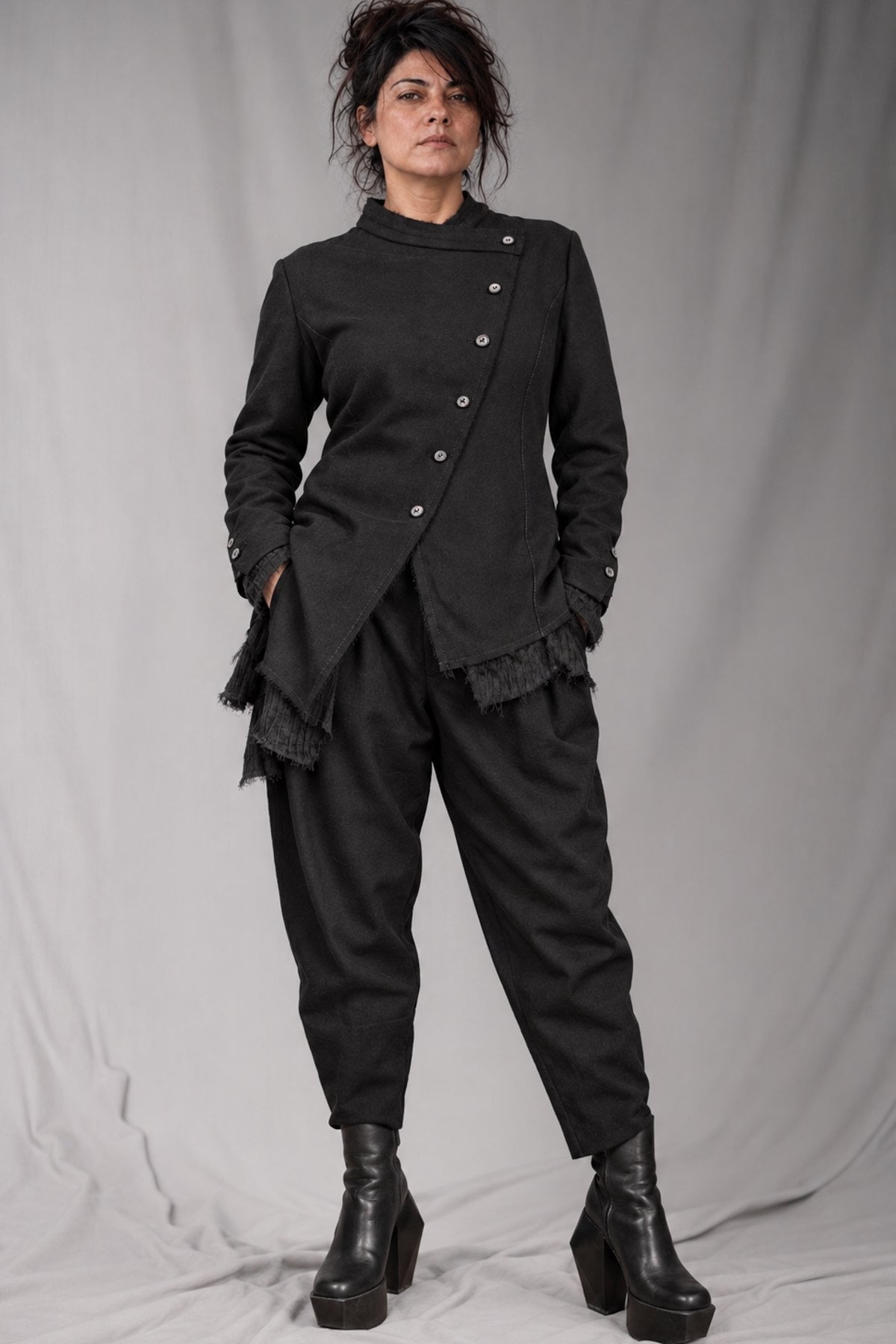 eigensinnig wien | CamEgo | Schwarzer Avantgarde-Hosenanzug für Damen aus italienischer Wolle mit Tapered-Fit Hose