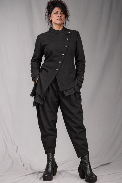 eigensinnig wien | CamEgo | Schwarzer Avantgarde-Hosenanzug für Damen aus italienischer Wolle mit Tapered-Fit Hose