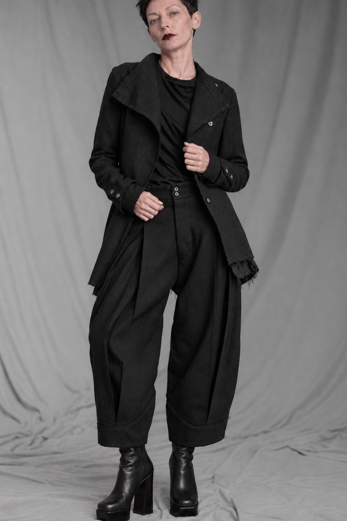 eigensinnig wien | CamFra | Avantgardistischer schwarzer Designer-Hosenanzug für Damen aus italienischer Wolle
